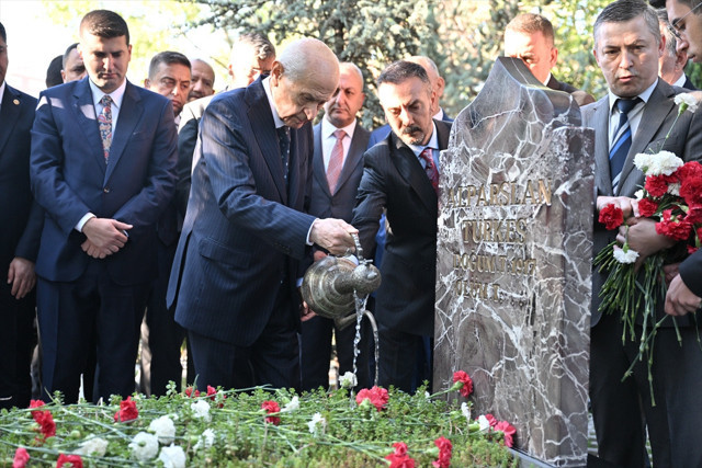 Devlet Bahçeli'den Alparslan Türkeş'in kabrine bayram ziyareti - Resim: 1