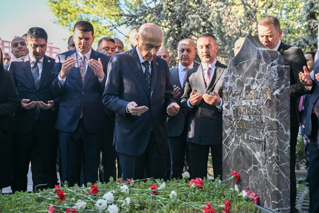 Devlet Bahçeli'den Alparslan Türkeş'in kabrine bayram ziyareti - Resim: 0