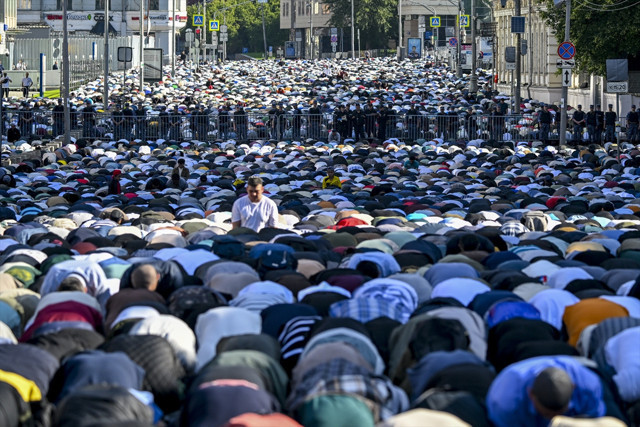 Rusya'da Müslümanlar, Kurban Bayramı namazında camilere akın etti - Resim: 0