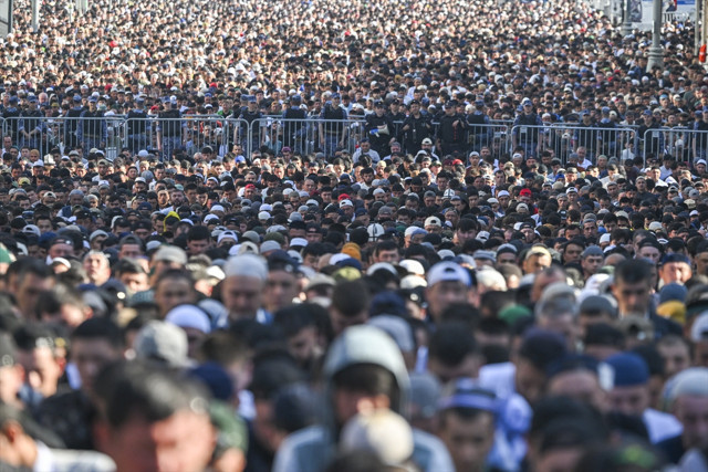 Rusya'da Müslümanlar, Kurban Bayramı namazında camilere akın etti - Resim: 1