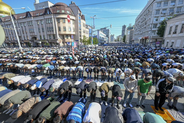 Rusya'da Müslümanlar, Kurban Bayramı namazında camilere akın etti - Resim: 2