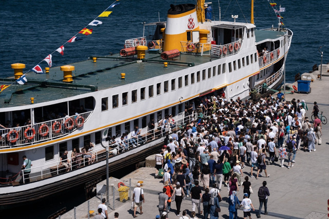 Kabataş İskelesi’nde Adalar seferlerinde yoğunluk oluştu - Resim: 0