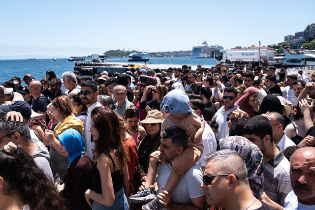 Kabataş İskelesi’nde Adalar seferlerinde yoğunluk oluştu - Resim: 2