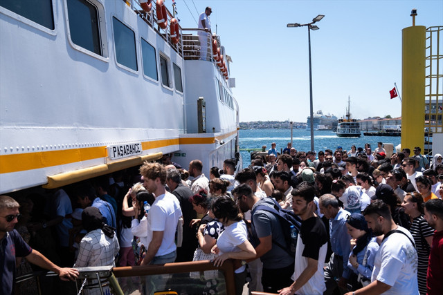 Kabataş İskelesi’nde Adalar seferlerinde yoğunluk oluştu - Resim: 1