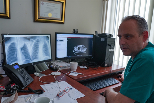 Nefes darlığı çeken çocuğun göğüs boşluğundan yaklaşık yarım kilogramlık kitle çıkarıldı - Resim: 0