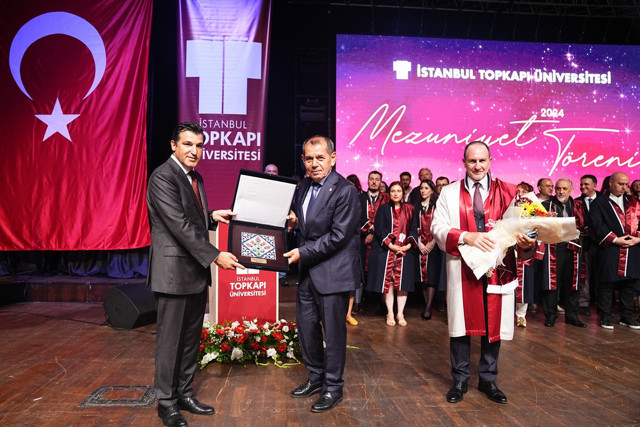 Galatasaray Başkanı Dursun Özbek, İstanbul Topkapı Üniversitesi mezuniyet törenine katıldı - Resim: 0