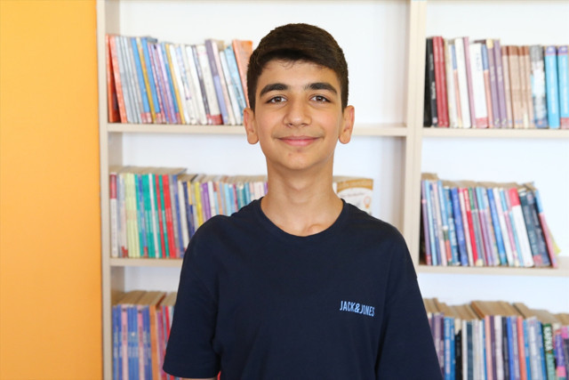 İnşaat ustası babası, ev kadını annesinin desteğiyle LGS sınavında 500 tam puan aldı - Resim: 1