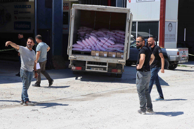 Polisi alarma geçiren olay! Patlayıcı madde yüklü kamyon arıza yaptı, patlayıcılar güvenlik önlemi alınarak nakledildi - Resim: 0
