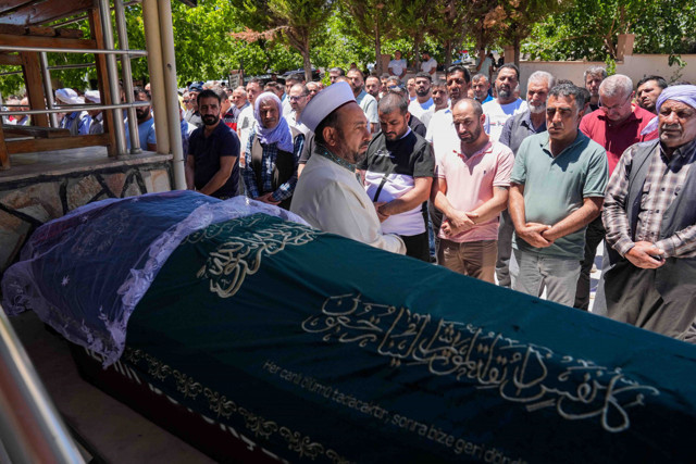 İzmir'deki patlamada yaşamını yitiren Dilek Bağ'ın cenazesi toprağa verildi - Resim: 1