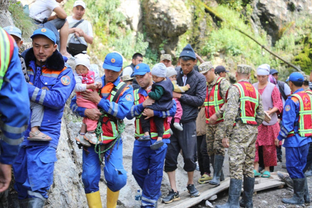Şiddetli yağışlar sele neden oldu, 12 kişi hayatını kaybetti - Resim: 2