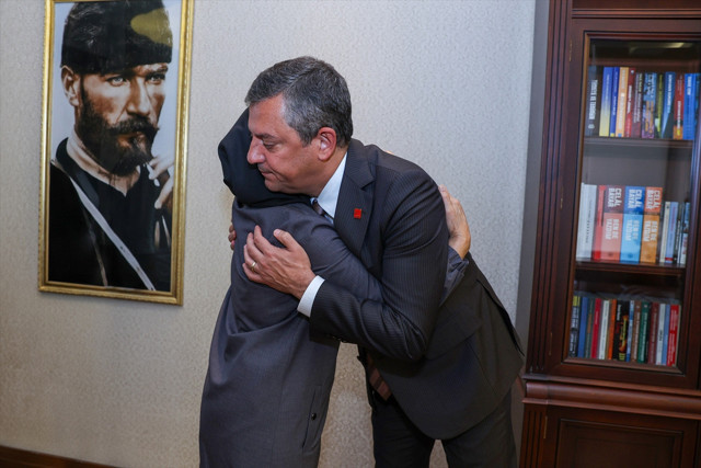 CHP Genel Başkanı Özgür Özel, Sinan Ateş'in annesi ve ablasıyla görüştü - Resim: 0