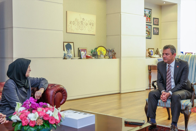 CHP Genel Başkanı Özgür Özel, Sinan Ateş'in annesi ve ablasıyla görüştü - Resim: 1