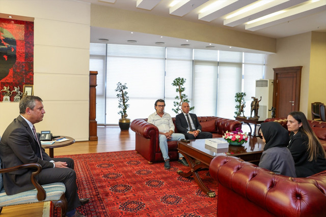 CHP Genel Başkanı Özgür Özel, Sinan Ateş'in annesi ve ablasıyla görüştü - Resim: 3