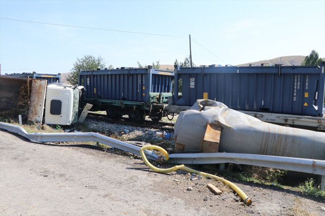 Çankırı'da tren ile kamyon çarpıştı! Ölü ve yaralılar var - Resim: 0