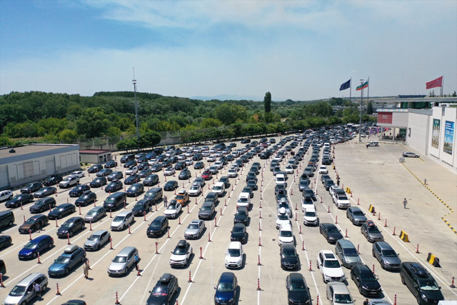 Kapıkule'de gurbetçi yoğunluğu yaşanıyor - Resim: 0