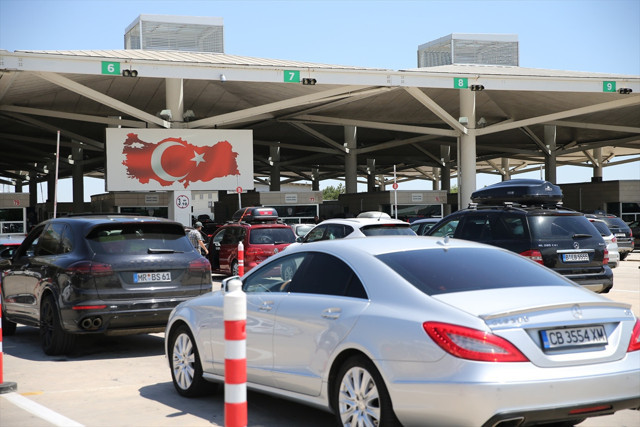 Kapıkule'de gurbetçi yoğunluğu yaşanıyor - Resim: 2