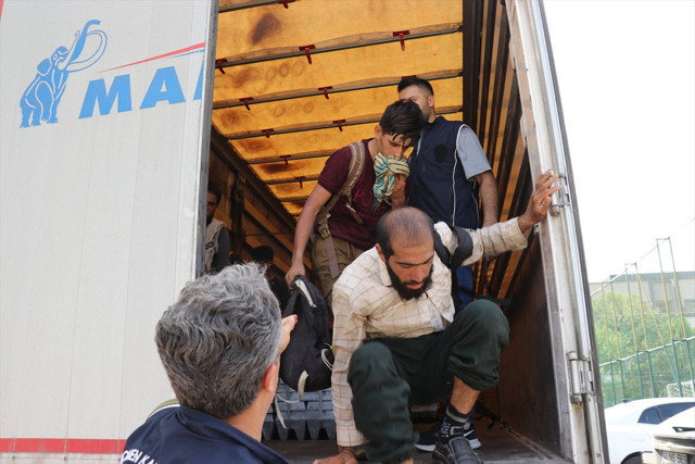 Amasya'da durdurulan tırın dorsesinde şoke eden manzara! - Resim: 1