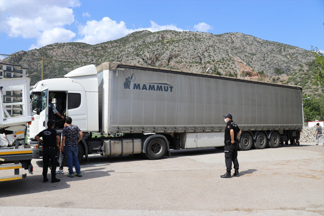 Amasya'da durdurulan tırın dorsesinde şoke eden manzara! - Resim: 0