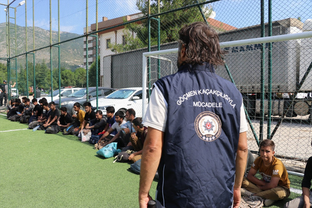 Amasya'da durdurulan tırın dorsesinde şoke eden manzara! - Resim: 2