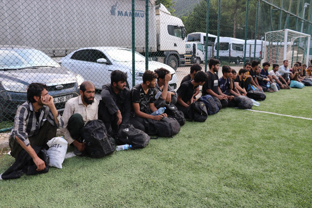 Amasya'da durdurulan tırın dorsesinde şoke eden manzara! - Resim: 3