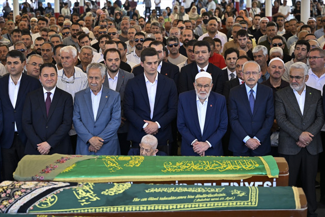 Temel Karamollaoğlu'nun acı günü: Annesi son yolculuğuna uğurlandı - Resim: 1