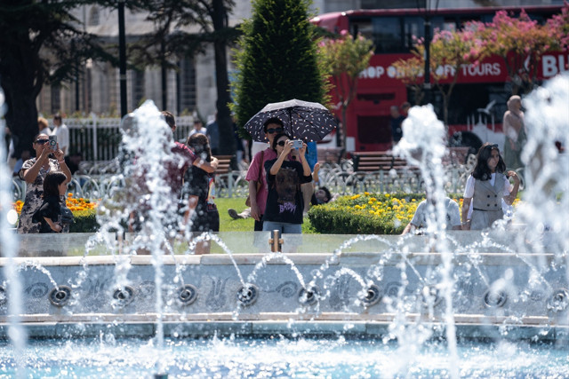 İstanbul'da sıcak hava ve nem etkili oluyor: Vatandaşlar sahillere koştu - Resim: 2