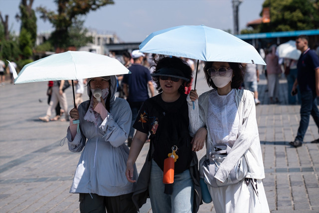 İstanbul'da sıcak hava ve nem etkili oluyor: Vatandaşlar sahillere koştu - Resim: 1