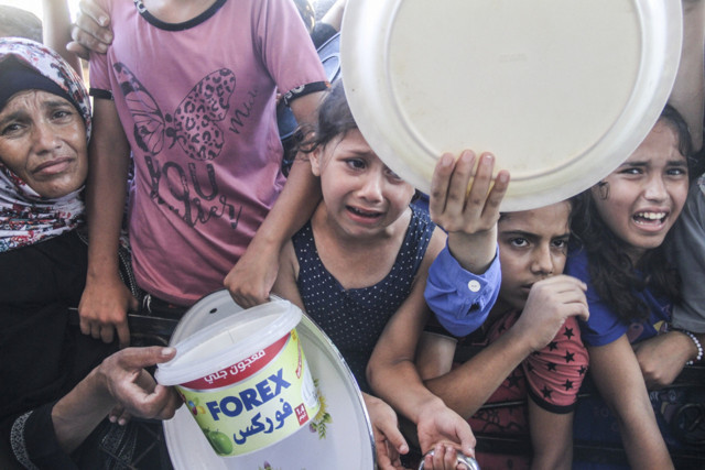 Gazze'de yerinden edilen Filistinlilere yemek dağıtıldı - Resim: 0