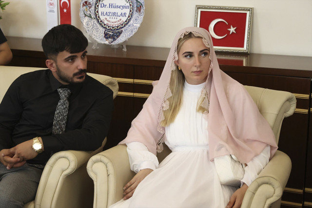 İngiliz Emily nişanlısı sayesinde Müslüman olarak Emine ismini aldı - Resim: 0