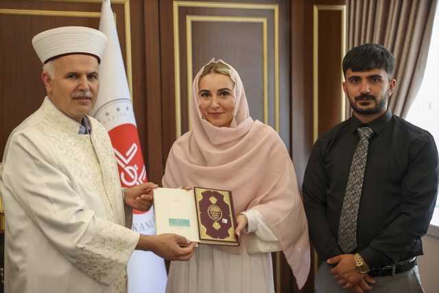 İngiliz Emily nişanlısı sayesinde Müslüman olarak Emine ismini aldı - Resim: 1