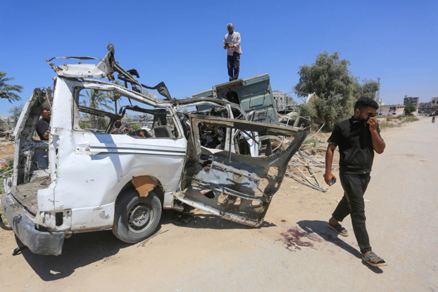 İsrail Gazze'de bir aracı hedef aldı: 10 ölü - Resim: 0