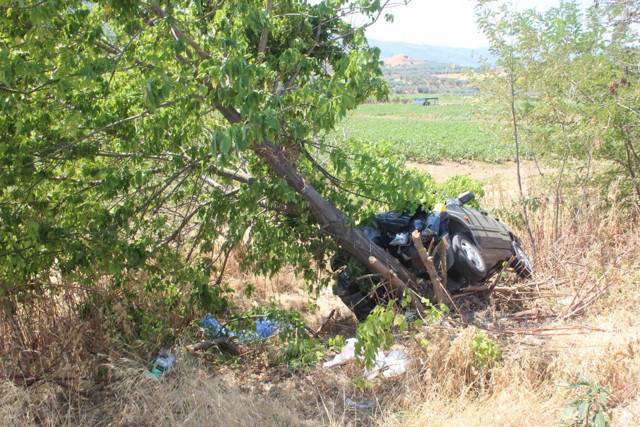 Manisa'da karı-kocanın kaderi bir oldu: Ağaca çarpan otomobilde can verdiler - Resim: 1