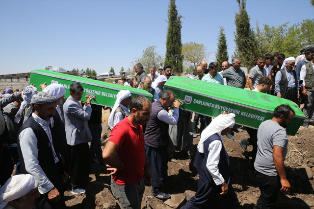 Şanlıurfa'daki kazada hayatını kaybeden 5 çocuk yan yana defnedildi - Resim: 0