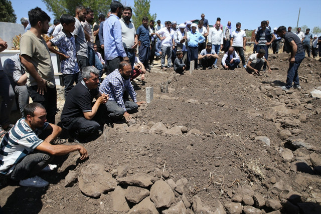 Şanlıurfa'daki kazada hayatını kaybeden 5 çocuk yan yana defnedildi - Resim: 2