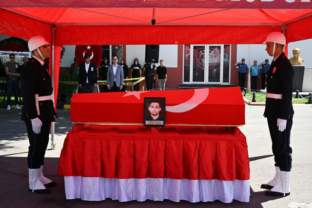 Polis memuru eğitim sırasında şehit oldu: Gözyaşlarıyla uğurlandı - Resim: 1