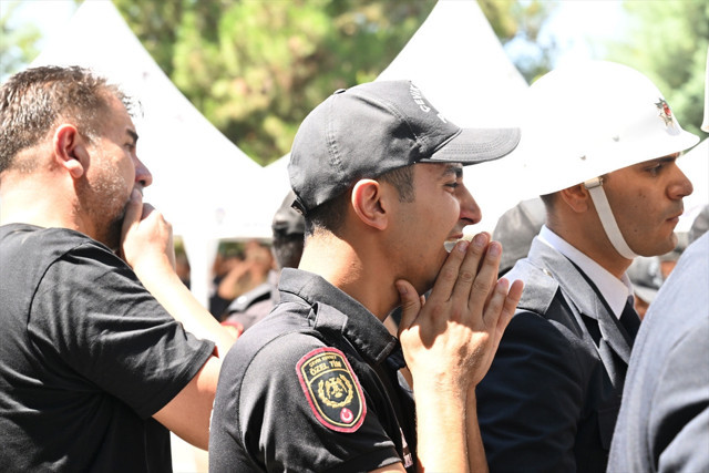 Polis memuru eğitim sırasında şehit oldu: Gözyaşlarıyla uğurlandı - Resim: 3
