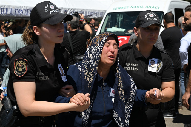 Polis memuru eğitim sırasında şehit oldu: Gözyaşlarıyla uğurlandı - Resim: 0