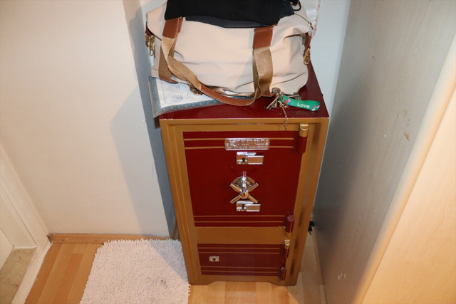 Doktora büyük şok! Evine giren kadın hırsızlar önce anahtarı buldu, sonra para kasasını boşalttı - Resim: 0