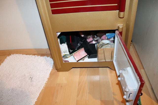 Doktora büyük şok! Evine giren kadın hırsızlar önce anahtarı buldu, sonra para kasasını boşalttı - Resim: 1