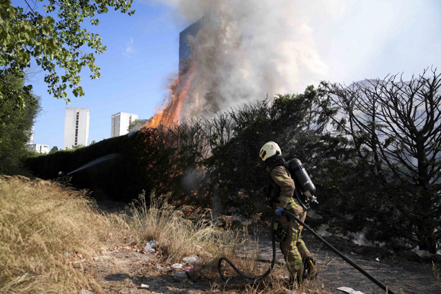 Ümraniye Nikah Sarayı'nın bitişiğindeki ağaçlık alanda yangın - Resim: 1