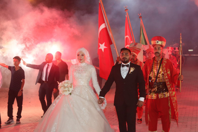 Burdurlu Meryem, Türk ve Hint gelenekleriyle gelin oldu - Resim: 0