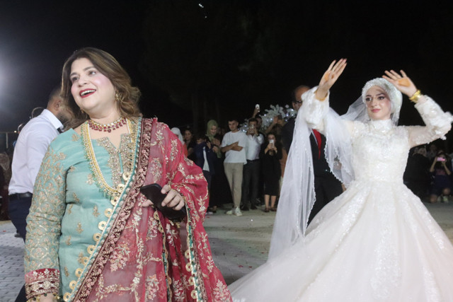 Burdurlu Meryem, Türk ve Hint gelenekleriyle gelin oldu - Resim: 1