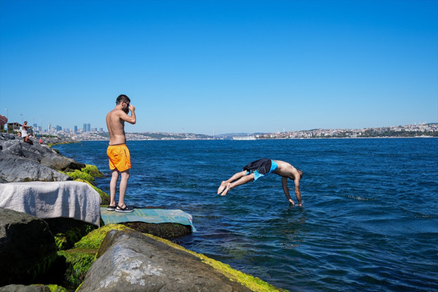 İstanbul'da sıcak havadan bunalanlar denize girerek serinledi - Resim: 0