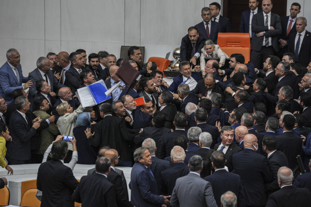 TBMM Genel Kurulu olağanüstü toplandı! Gergin anlar, yumruklar havada uçuştu - Resim: 0