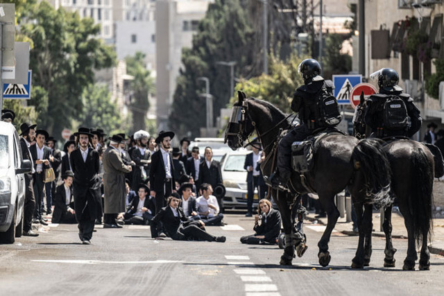 Kudüs'te Ultra Ortodoks Yahudiler, zorla askere alınması kararına karşı ayaklandı - Resim: 0