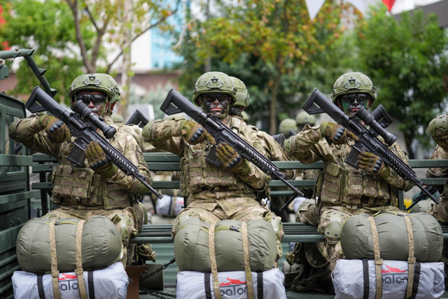 Büyük Zafer'in 102. yıl dönümü Vatan Caddesi'nde resmi geçitle kutlandı - Resim: 4