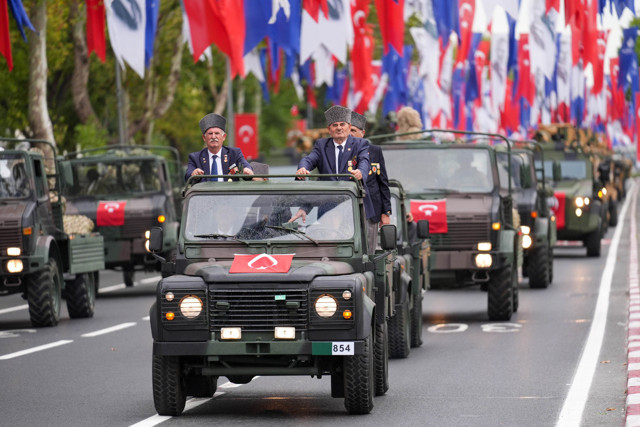 Büyük Zafer'in 102. yıl dönümü Vatan Caddesi'nde resmi geçitle kutlandı - Resim: 6