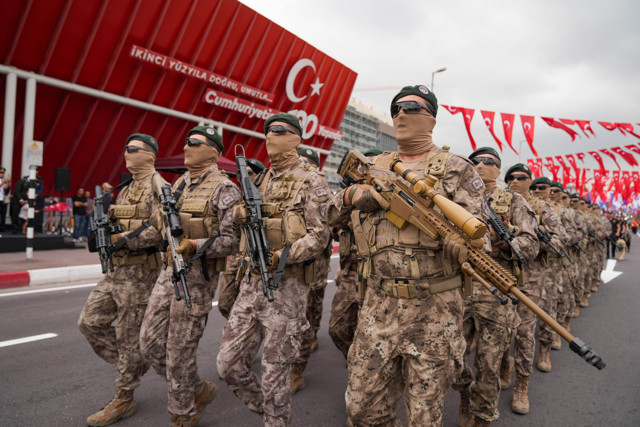 Büyük Zafer'in 102. yıl dönümü Vatan Caddesi'nde resmi geçitle kutlandı - Resim: 1