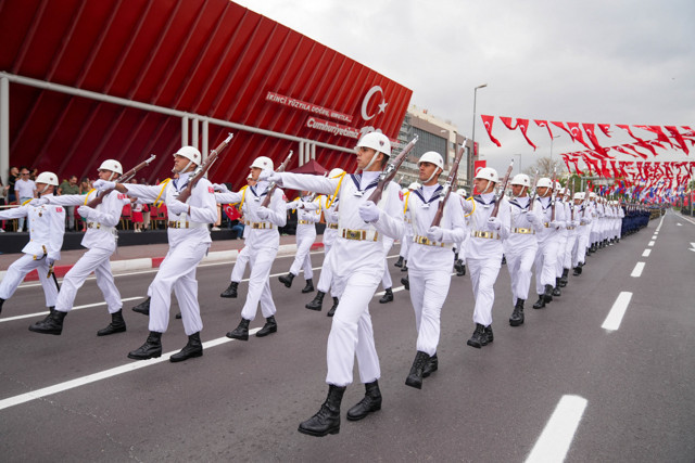 Büyük Zafer'in 102. yıl dönümü Vatan Caddesi'nde resmi geçitle kutlandı - Resim: 2