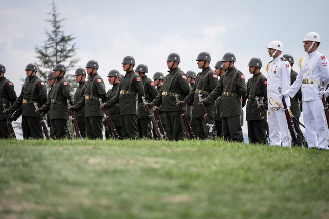 Bakan Yerlikaya, Kütahya'nın Altıntaş ilçesindeki Zafer Abidesi'ne çelenk bıraktı - Resim: 1